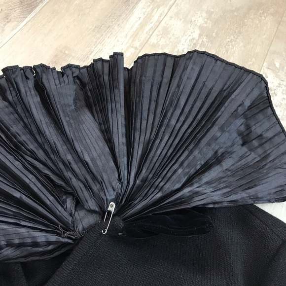 VALENTINO Vintage 80’s Cashmere Ruffle Bow Sweater - Picture 13 of 16